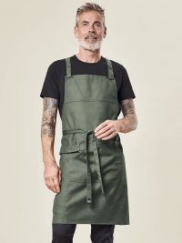 Grüne Latzschürze in Denim-Optik mit verstellbarem Nackenband, aufgesetzten Taschen und Geschirrtuchschlaufe – ideal für Gastronomie, Floristen und Verkauf